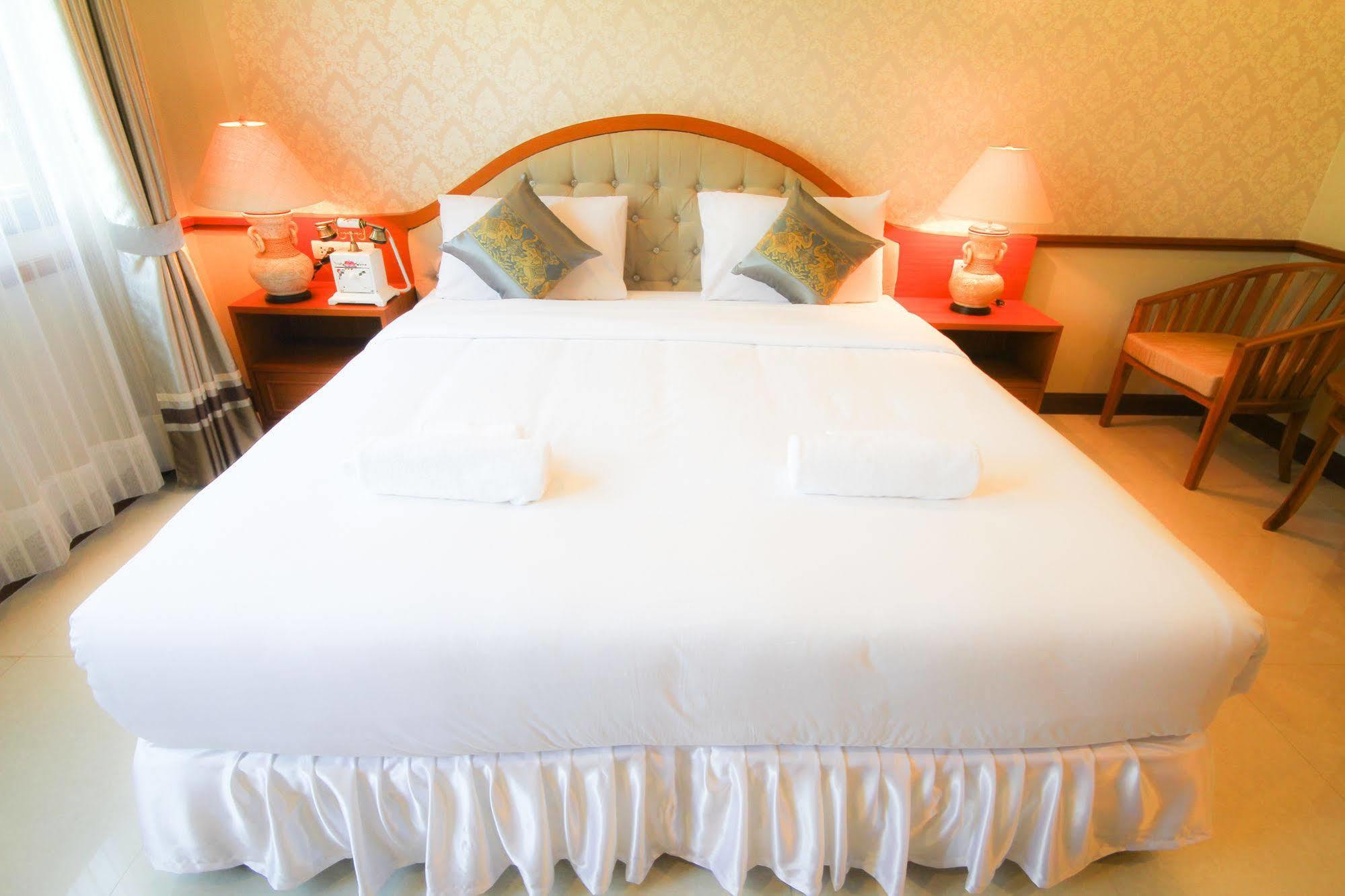 Phoothawee House Hotel Chiang Mai Bagian luar foto